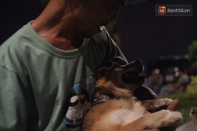 Điều kỳ diệu đã xuất hiện: Chú chó mù trở về bên anh đánh giày câm sau hơn nửa tháng mất tích