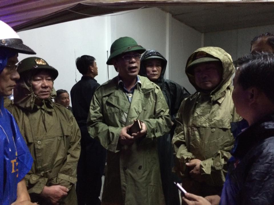 Lũ bất ngờ cuốn 2 mẹ con, nhiều người vẫn mắc kẹt ở Quảng Trị