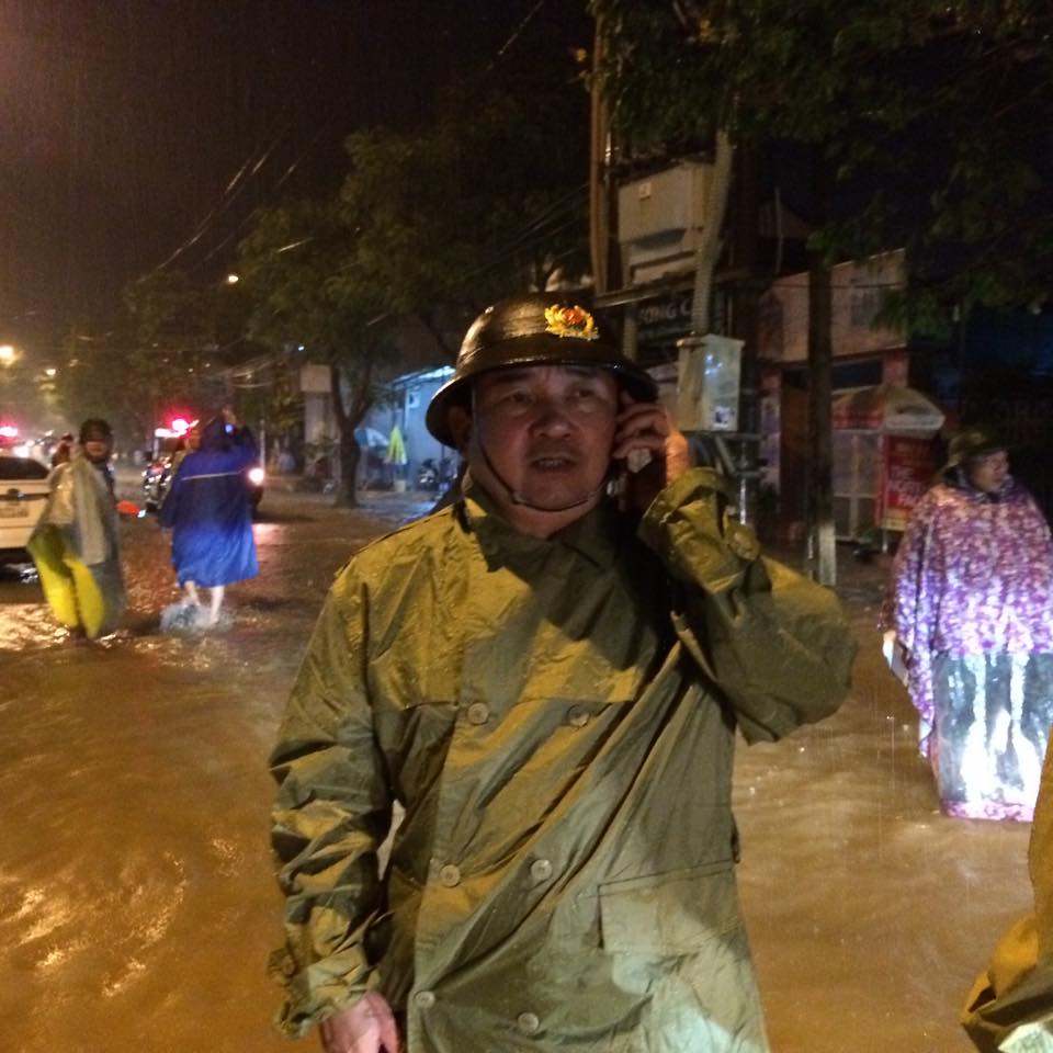 Lũ bất ngờ cuốn 2 mẹ con, nhiều người vẫn mắc kẹt ở Quảng Trị