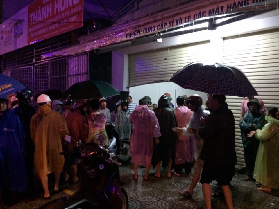 Lũ bất ngờ cuốn 2 mẹ con, nhiều người vẫn mắc kẹt ở Quảng Trị