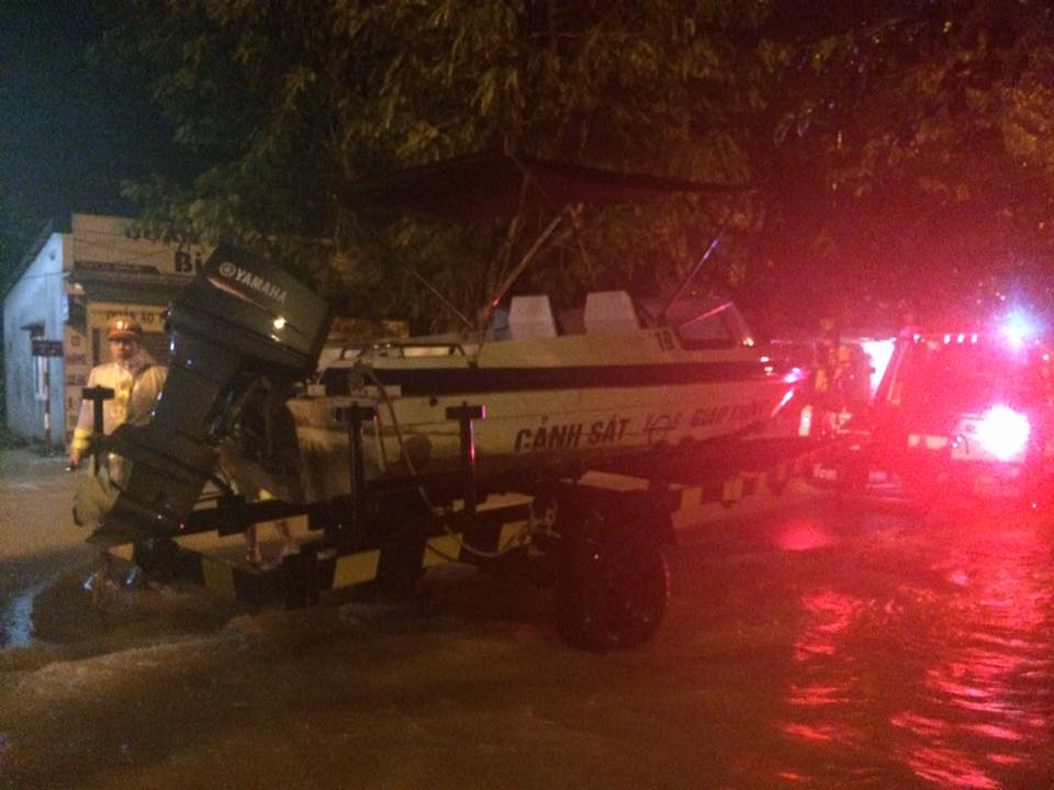 Lũ bất ngờ cuốn 2 mẹ con, nhiều người vẫn mắc kẹt ở Quảng Trị