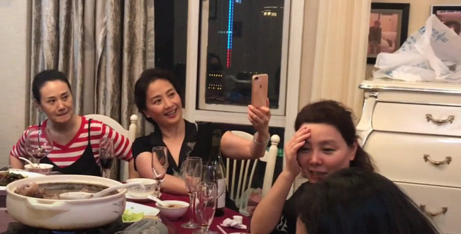 Nhan sắc lão hoá ngược của mẹ Lưu Diệc Phi: U60 mà vẫn đẹp khó tin, khiến netizen tranh nhau nhận làm mẹ vợ