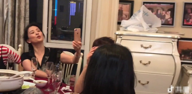 Nhan sắc lão hoá ngược của mẹ Lưu Diệc Phi: U60 mà vẫn đẹp khó tin, khiến netizen tranh nhau nhận làm mẹ vợ