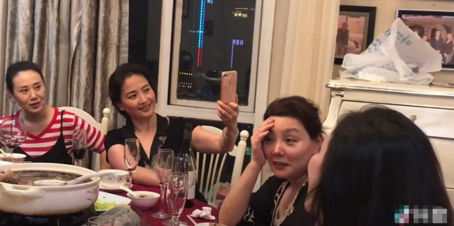 Nhan sắc lão hoá ngược của mẹ Lưu Diệc Phi: U60 mà vẫn đẹp khó tin, khiến netizen tranh nhau nhận làm mẹ vợ