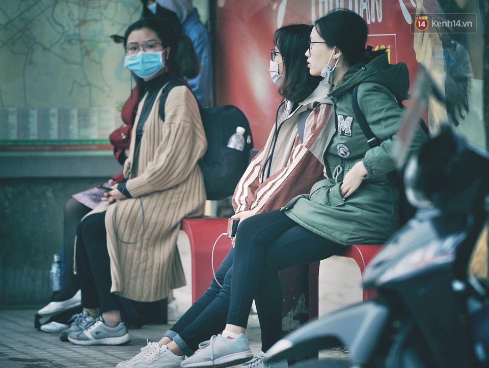 Ảnh: Người dân Hà Nội trùm áo ấm, co ro ra đường trong đợt rét mạnh nhất từ đầu mùa