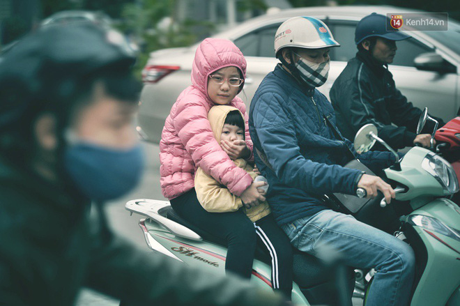 Ảnh: Người dân Hà Nội trùm áo ấm, co ro ra đường trong đợt rét mạnh nhất từ đầu mùa Ảnh: Người dân Hà Nội trùm áo ấm, co ro ra đường trong đợt rét mạnh nhất từ đầu mùa