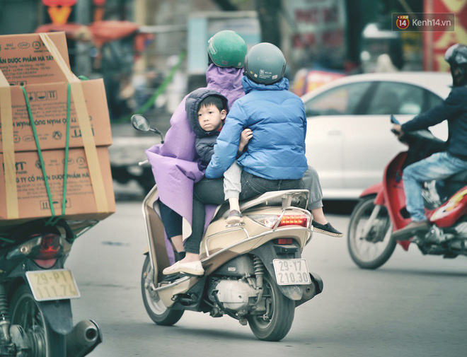 Ảnh: Người dân Hà Nội trùm áo ấm, co ro ra đường trong đợt rét mạnh nhất từ đầu mùa