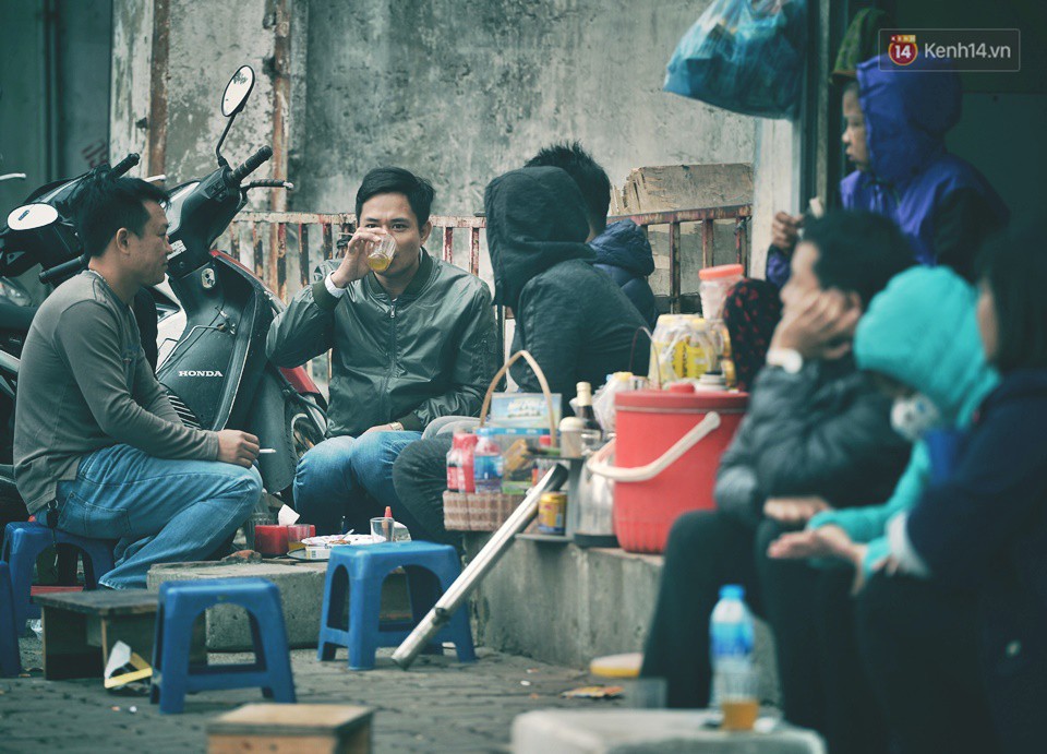 Ảnh: Người dân Hà Nội trùm áo ấm, co ro ra đường trong đợt rét mạnh nhất từ đầu mùa