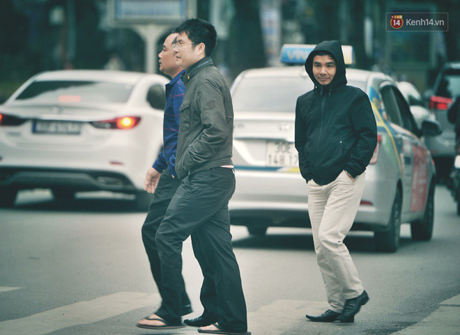 Ảnh: Người dân Hà Nội trùm áo ấm, co ro ra đường trong đợt rét mạnh nhất từ đầu mùa