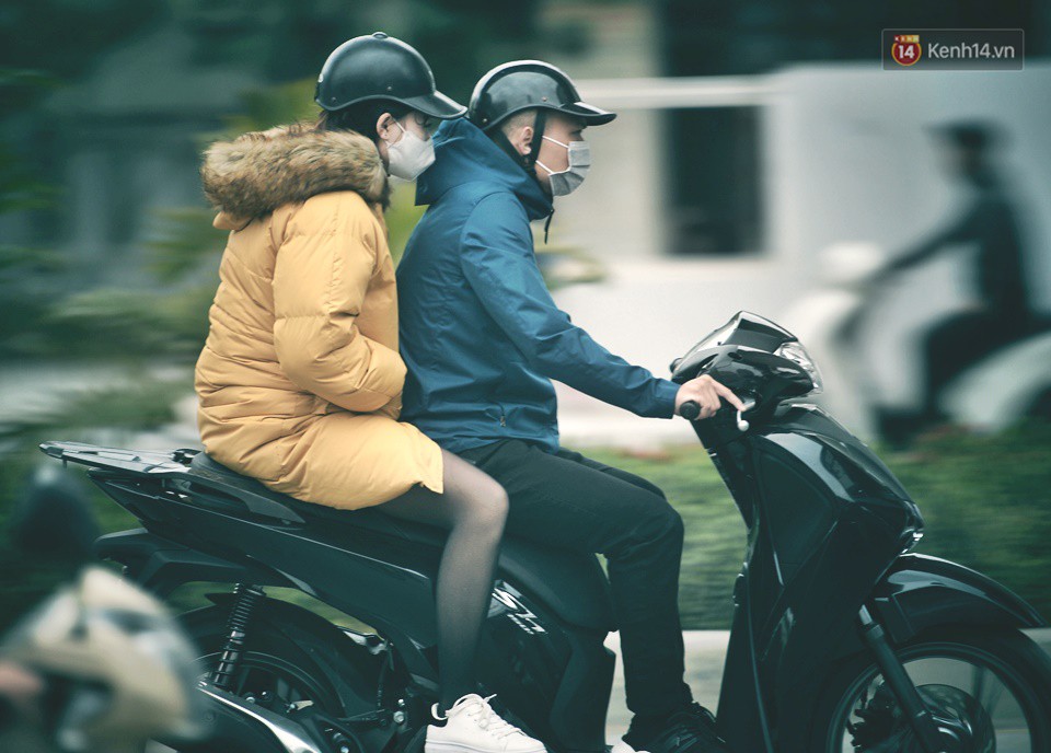 Ảnh: Người dân Hà Nội trùm áo ấm, co ro ra đường trong đợt rét mạnh nhất từ đầu mùa