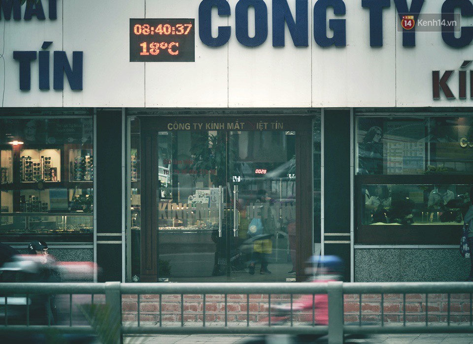 Ảnh: Người dân Hà Nội trùm áo ấm, co ro ra đường trong đợt rét mạnh nhất từ đầu mùa