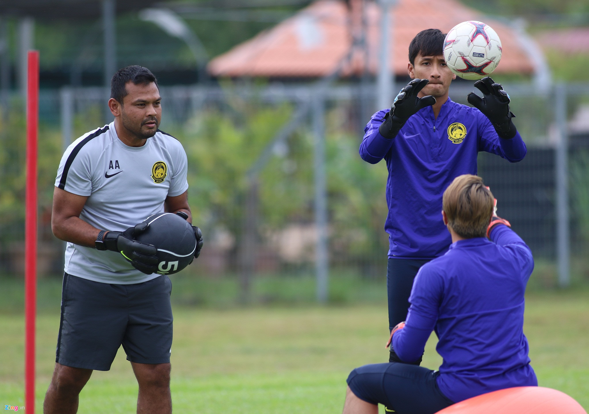 Malaysia đổi sân tập xa thành phố sau khi Việt Nam đến Kuala Lumpur