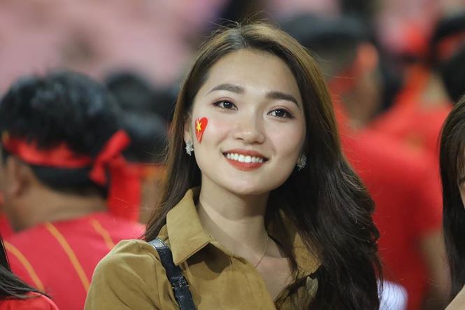 Bạn gái hotgirl của Phan Văn Đức đẹp mê mẩn trên khán đài Mỹ Đình