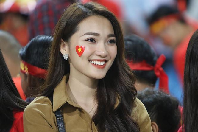 Bạn gái hotgirl của Phan Văn Đức đẹp mê mẩn trên khán đài Mỹ Đình