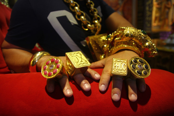 Đại gia đeo 13 kg vàng cổ vũ tuyển Việt Nam: Cướp không thể giật được đâu!