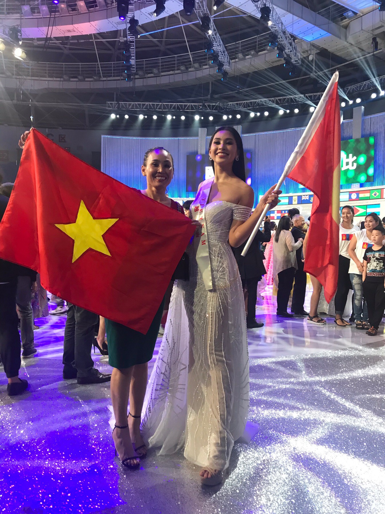 Tiểu Vy cùng mẹ cầm cờ Tổ quốc, rạng rỡ ghi lại khoảnh khắc đáng nhớ trên sân khấu chung kết Miss World 2018 Tiểu Vy cùng mẹ cầm cờ Tổ quốc, rạng rỡ ghi lại khoảnh khắc đáng nhớ trên sân khấu chung kết Miss World 2018