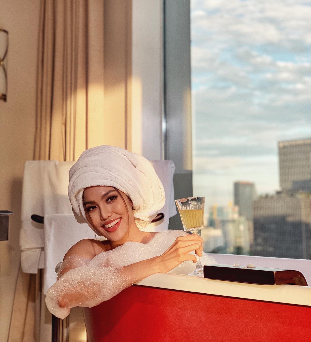 Khá im ắng sau khi lấy chồng, cuộc sống hôn nhân của Lan Khuê và ông xã doanh nhân diễn ra thế nào?