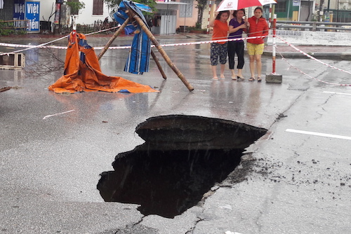 Đường ngập nửa mét, hố tử thần xuất hiện sau mưa lớn ở Vinh