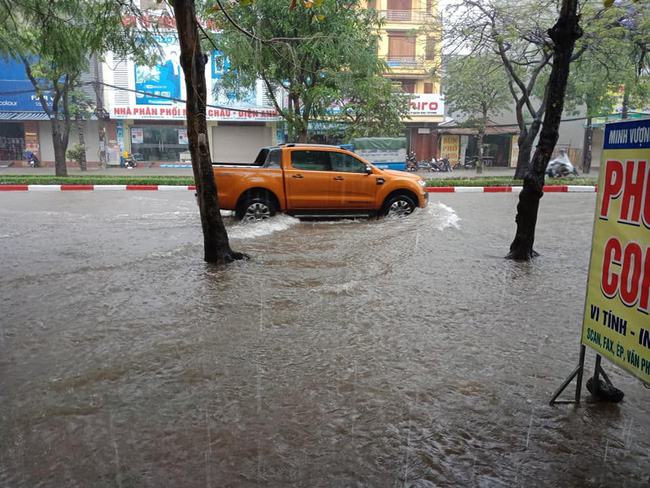 Thành phố Vinh mưa lớn trắng trời, nhiều tuyến phố chìm trong biển nước