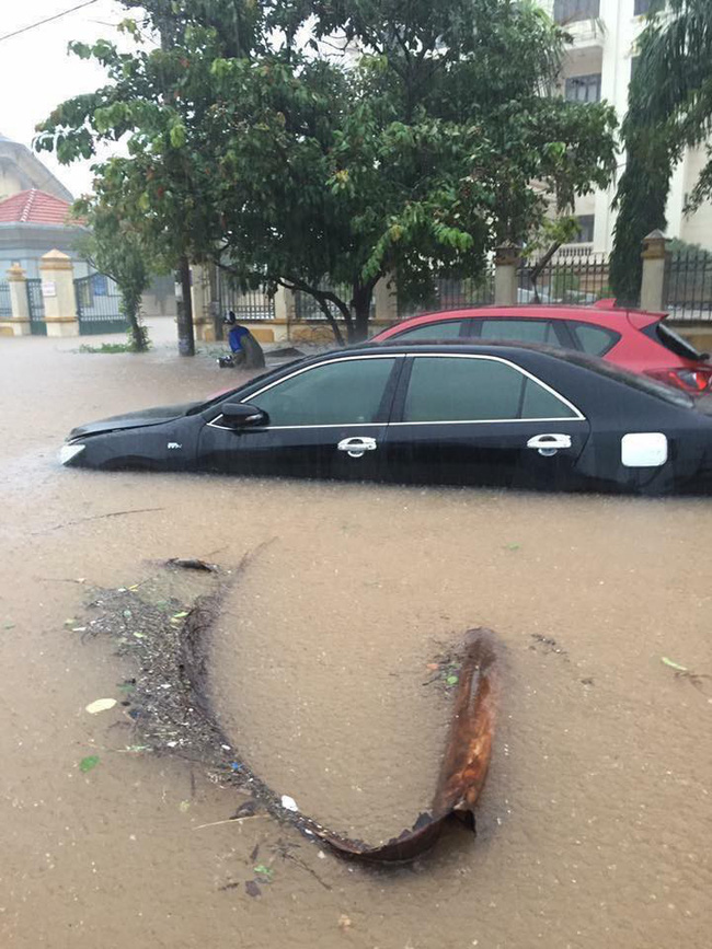 Thành phố Vinh mưa lớn trắng trời, nhiều tuyến phố chìm trong biển nước