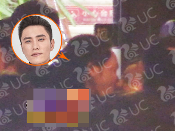 Say rượu, Trần Khôn cuồng nhiệt ôm hôn bạn bè cả nam lẫn nữ trên phố đông người?