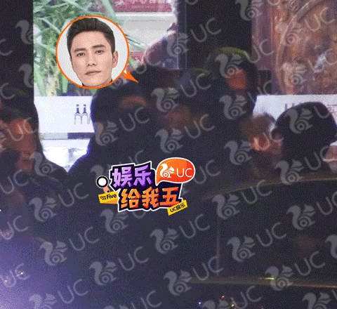 Say rượu, Trần Khôn cuồng nhiệt ôm hôn bạn bè cả nam lẫn nữ trên phố đông người?