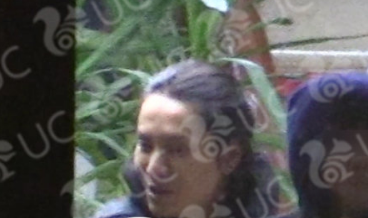 Say rượu, Trần Khôn cuồng nhiệt ôm hôn bạn bè cả nam lẫn nữ trên phố đông người?