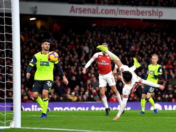 Clip: Lucas Torreira lập siêu phẩm ngả bàn đèn, Arsenal chen chân vào Top 4