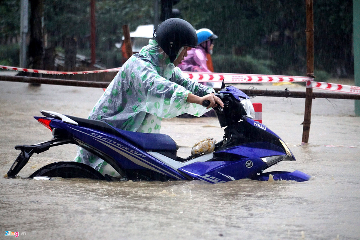 Đà Nẵng mênh mông nước, nhiều tuyến đường ngập nặng