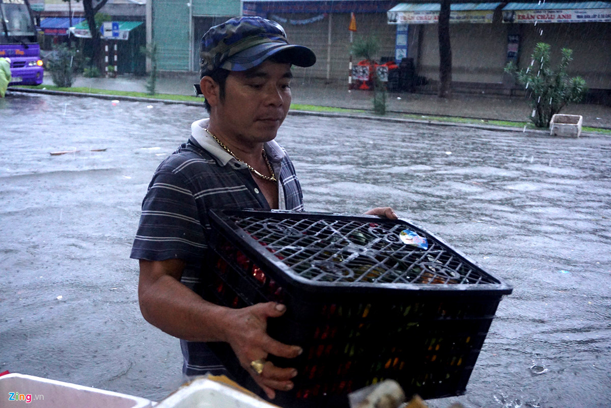 Đà Nẵng mênh mông nước, nhiều tuyến đường ngập nặng