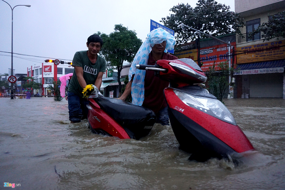 Đà Nẵng mênh mông nước, nhiều tuyến đường ngập nặng