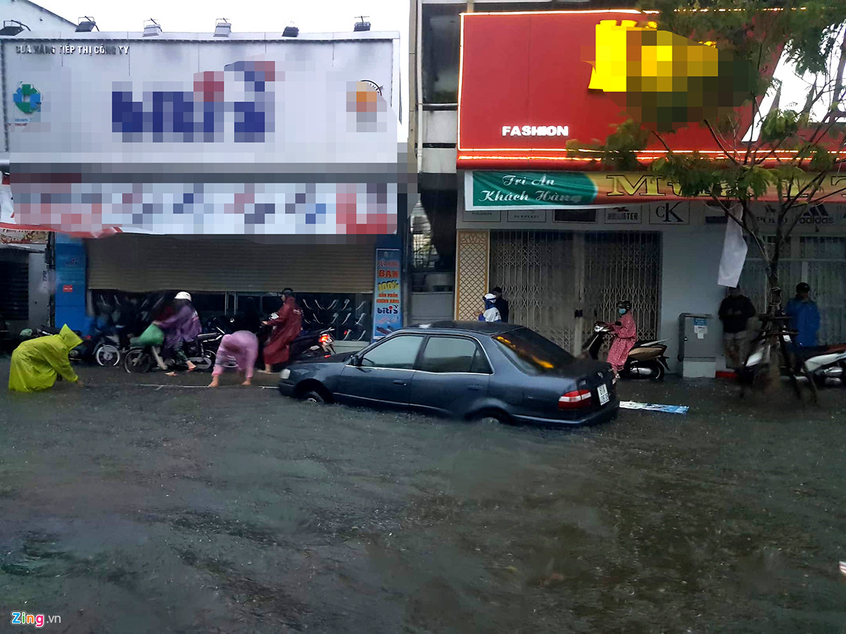 Đà Nẵng mênh mông nước, nhiều tuyến đường ngập nặng