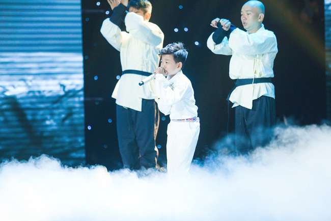 Bảo Anh mang hiện tượng mạng Ngắm hoa lệ rơi để học trò đại náo sân khấu The Voice Kids