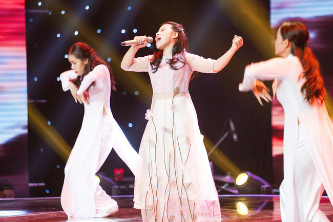 Bảo Anh mang hiện tượng mạng Ngắm hoa lệ rơi để học trò đại náo sân khấu The Voice Kids