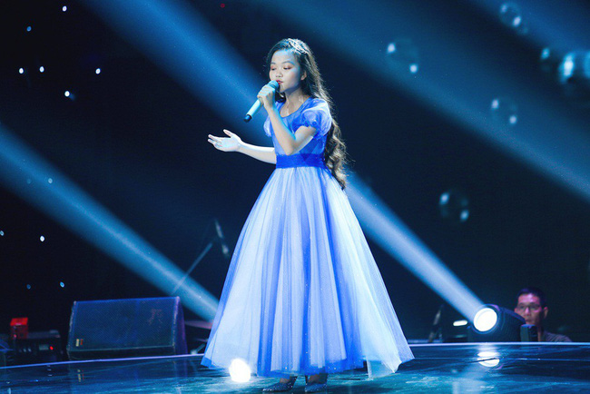 Bảo Anh mang hiện tượng mạng Ngắm hoa lệ rơi để học trò đại náo sân khấu The Voice Kids