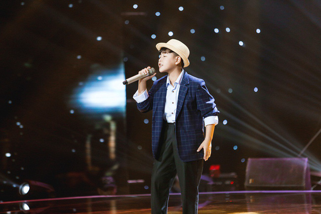 Bảo Anh mang hiện tượng mạng Ngắm hoa lệ rơi để học trò đại náo sân khấu The Voice Kids