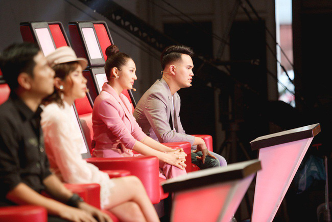 Bảo Anh mang hiện tượng mạng Ngắm hoa lệ rơi để học trò đại náo sân khấu The Voice Kids