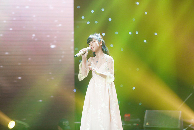 Bảo Anh mang hiện tượng mạng Ngắm hoa lệ rơi để học trò đại náo sân khấu The Voice Kids