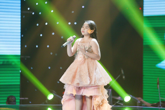 Bảo Anh mang hiện tượng mạng Ngắm hoa lệ rơi để học trò đại náo sân khấu The Voice Kids