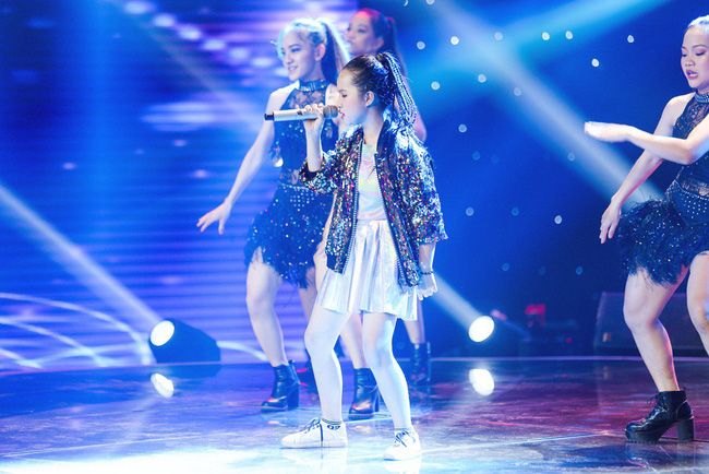 Bảo Anh mang hiện tượng mạng Ngắm hoa lệ rơi để học trò đại náo sân khấu The Voice Kids