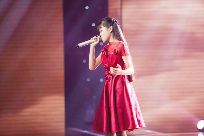 Bảo Anh mang hiện tượng mạng Ngắm hoa lệ rơi để học trò đại náo sân khấu The Voice Kids