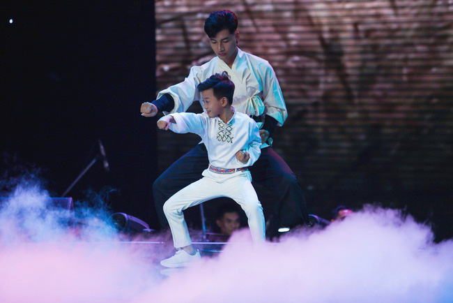 Bảo Anh mang hiện tượng mạng Ngắm hoa lệ rơi để học trò đại náo sân khấu The Voice Kids