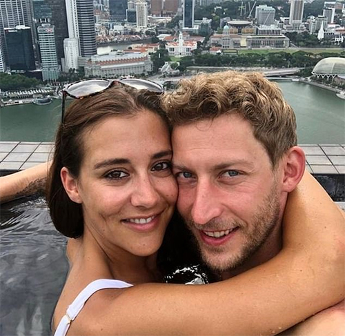 Cựu tuyển thủ Đức nhiều lần để vợ tập thể lực thay