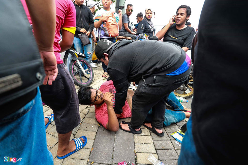 Video - Ảnh: CĐV Malaysia ngất xỉu khi xếp hàng mua vé chung kết AFF Cup