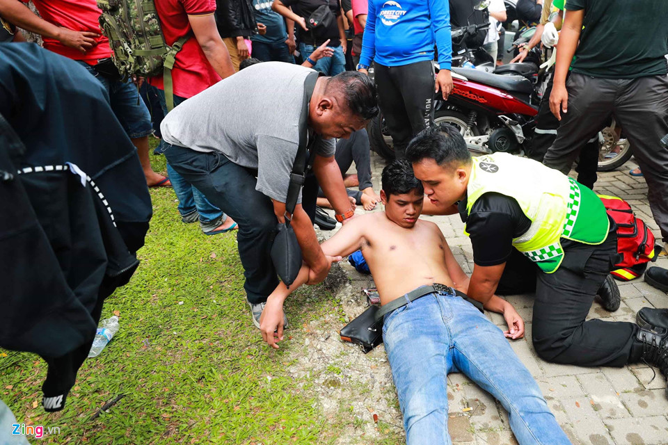 Video - Ảnh: CĐV Malaysia ngất xỉu khi xếp hàng mua vé chung kết AFF Cup