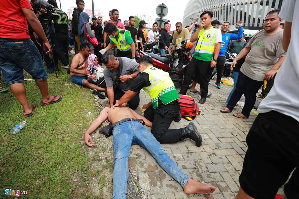 Video - Ảnh: CĐV Malaysia ngất xỉu khi xếp hàng mua vé chung kết AFF Cup