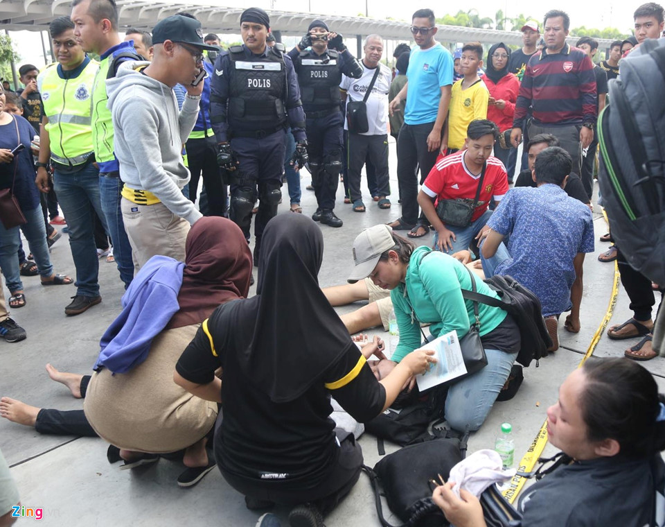 Video - Ảnh: CĐV Malaysia ngất xỉu khi xếp hàng mua vé chung kết AFF Cup