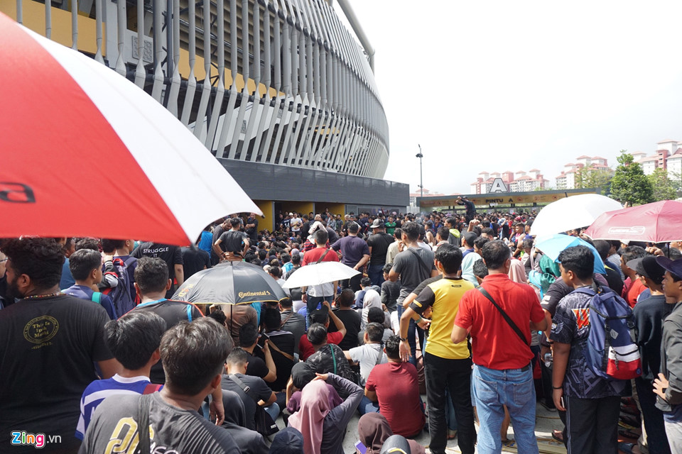 Video - Ảnh: CĐV Malaysia ngất xỉu khi xếp hàng mua vé chung kết AFF Cup