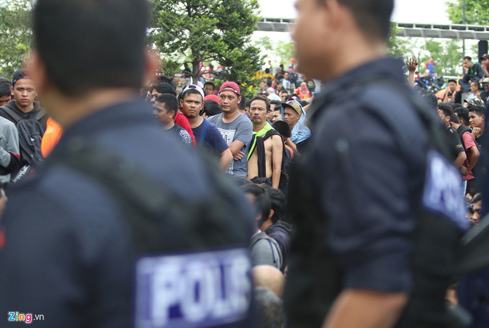 Video - Ảnh: CĐV Malaysia ngất xỉu khi xếp hàng mua vé chung kết AFF Cup