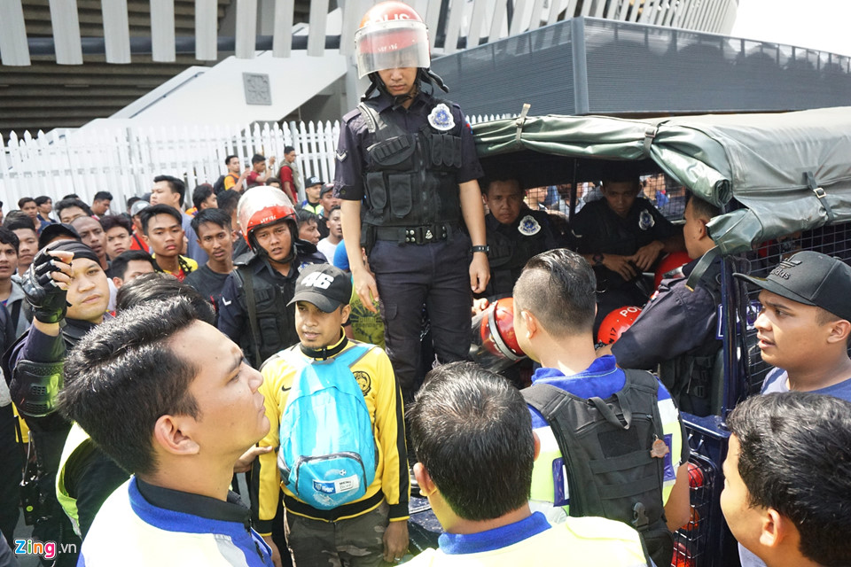 Video - Ảnh: CĐV Malaysia ngất xỉu khi xếp hàng mua vé chung kết AFF Cup